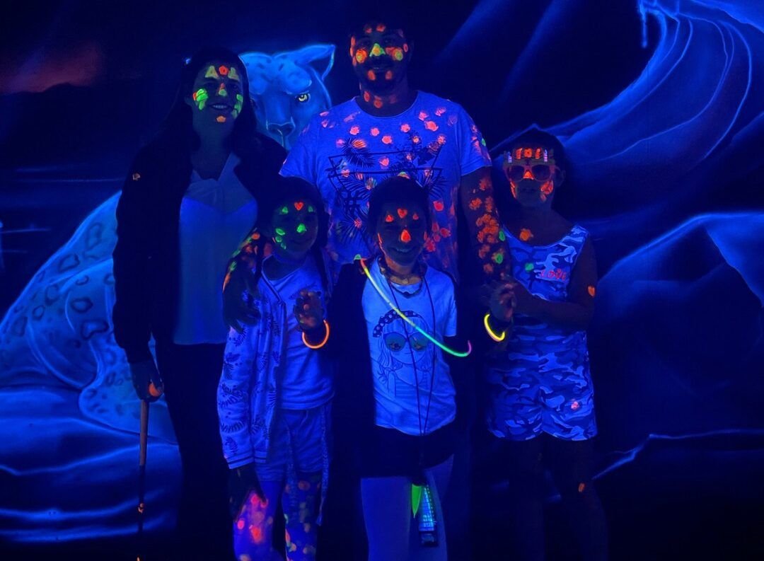 famille-loisirs en famille-activité en famille-sortie en famille-loisirs à montpellier-minigolf-jouer-maquillage-néon-fluo-déguisements-