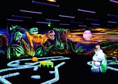 minigolf-activité de loisirs-montpellier-occitanie-loisirs indoor-dinosaure-parcours minigolf-fluorescent-sortie-