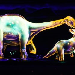 dinosaures-décor-blacklight-néon-lumière noire-peinture-artistique-fluorescent-activité originale-montpellier-