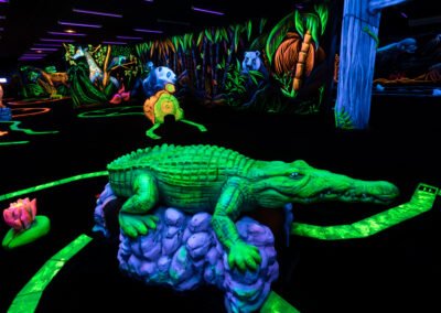 minigolf-loisirs-fluorescent-fluo-activité-fun-blacklight-jouer en famille-activité loisirs montpellier-activité indoor-minigolf fluo-univers-jungle-décors-fantastique-fôret-crocodile-alligator-panda-décors animaux-espèces menacées